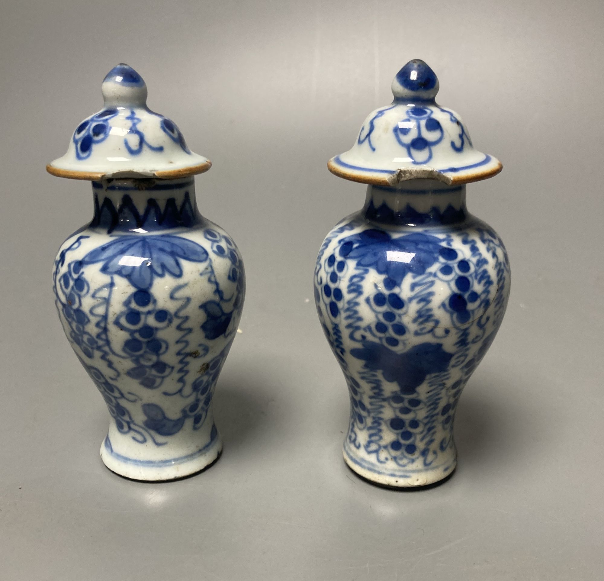 A pair of Chinese Kangxi blue and white small vases, height 12cm